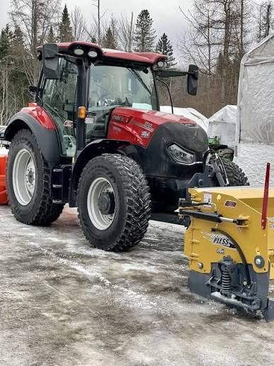Tracteur Déneigement 3 Glaces déneigeant une rue bordée d'arbres